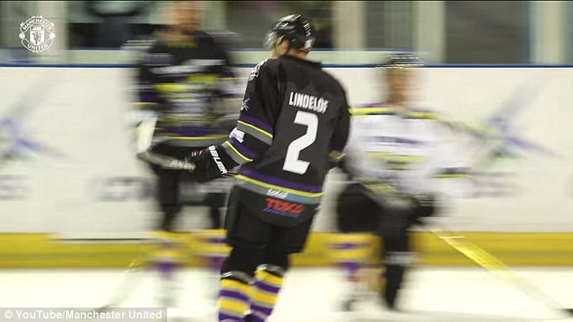 Chán dự bị ở M.U, Lindelof chuyển sang chơi hockey - Bóng Đá