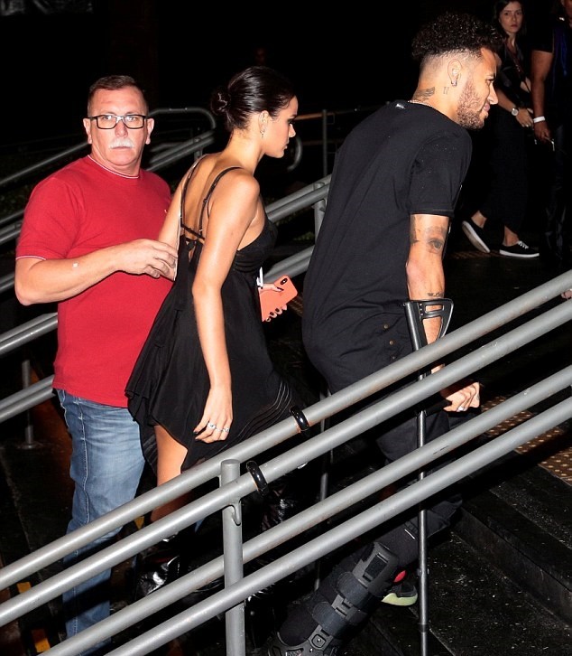 Khập khiễng dùng nạng, Neymar vẫn quẩy ở tiệc sinh nhật - Bóng Đá