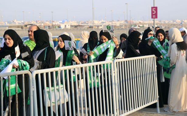 Lần đầu tiên trong lịch sử Saudi Arabia, phụ nữ xuất hiện trên khán đài - Bóng Đá