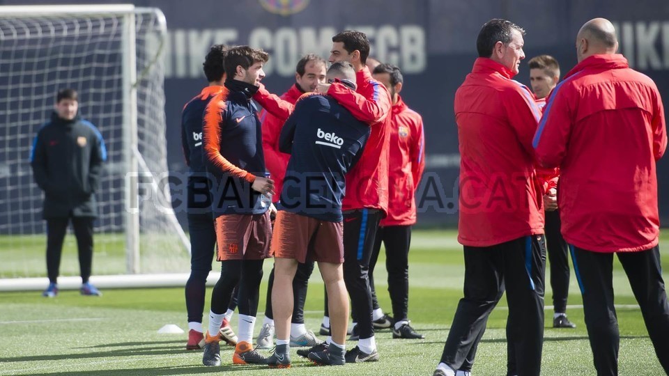 Hàng loạt trụ cột vắng mặt, sân tập Barcelona vẫn rộn ràng - Bóng Đá