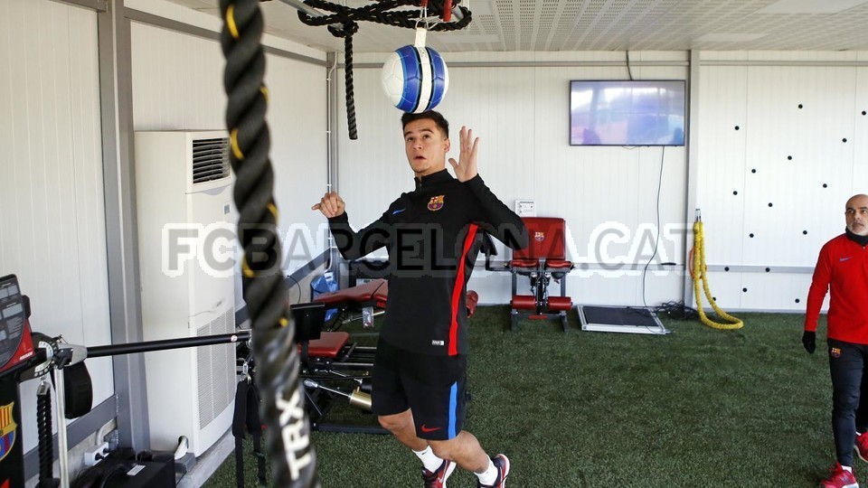 Coutinho lần đầu xỏ giày ra sân tập của Barcelona - Bóng Đá
