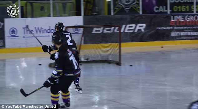 Chán dự bị ở M.U, Lindelof chuyển sang chơi hockey - Bóng Đá