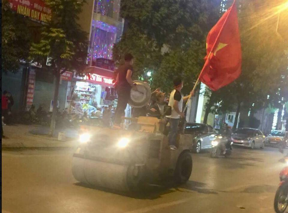 CĐV Việt Nam ăn mừng cực độc: Xe tang, xe cứu thương nhập hội - Bóng Đá