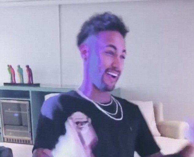Khập khiễng dùng nạng, Neymar vẫn quẩy ở tiệc sinh nhật - Bóng Đá