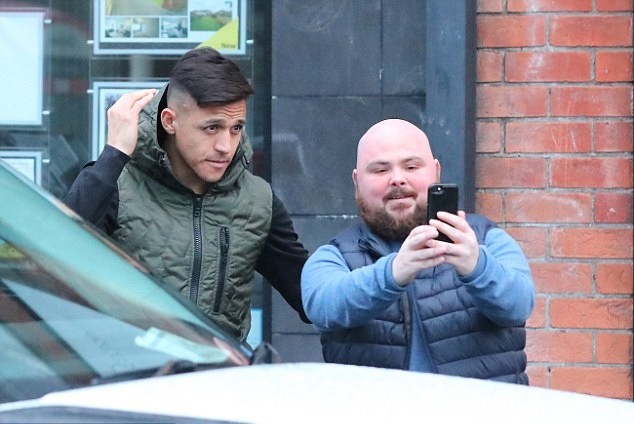 Sanchez cắt tóc lấy hên trước đại chiến Liverpool - Bóng Đá