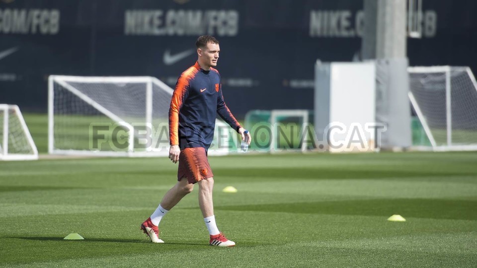Hàng loạt trụ cột vắng mặt, sân tập Barcelona vẫn rộn ràng - Bóng Đá