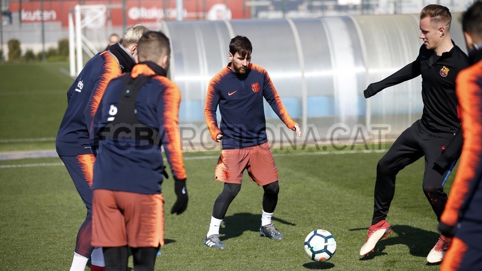 Messi và đồng đội tiếp tục hành trình tìm kiếm cú ăn ba - Bóng Đá