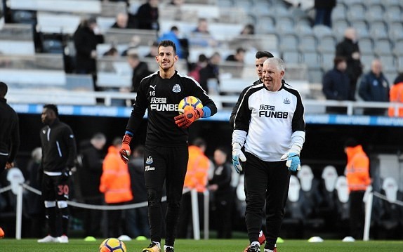 Cạm bẫy St James' Park chào đón Sanchez và đồng đội - Bóng Đá