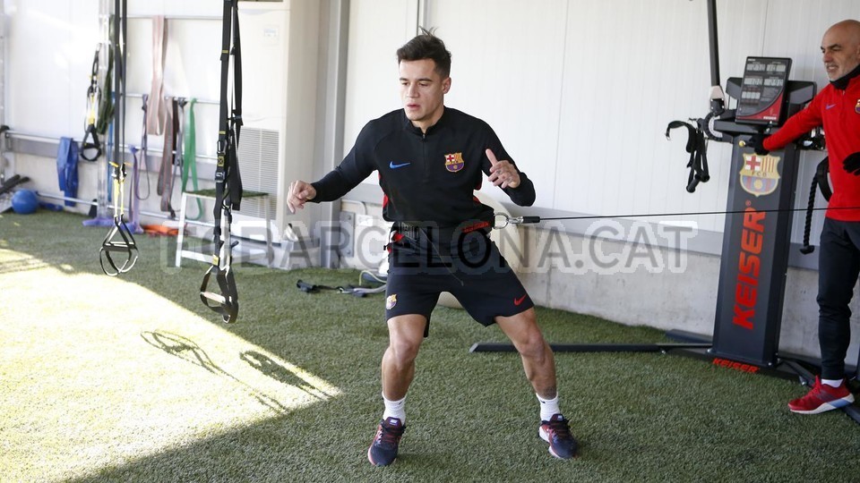 Coutinho lần đầu xỏ giày ra sân tập của Barcelona - Bóng Đá