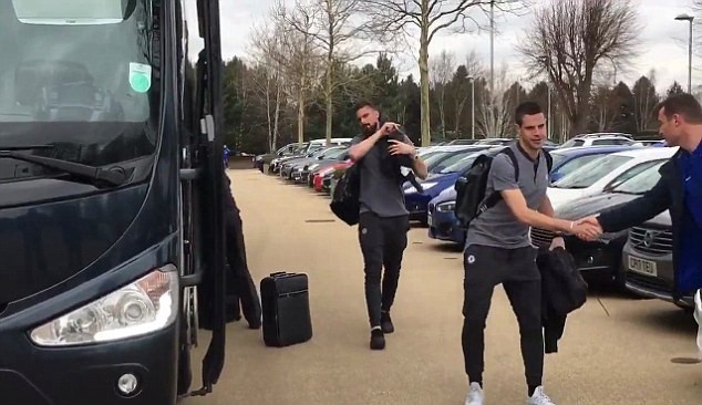 Dàn sao Chelsea rời London, sẵn sàng chiến Barcelona - Bóng Đá