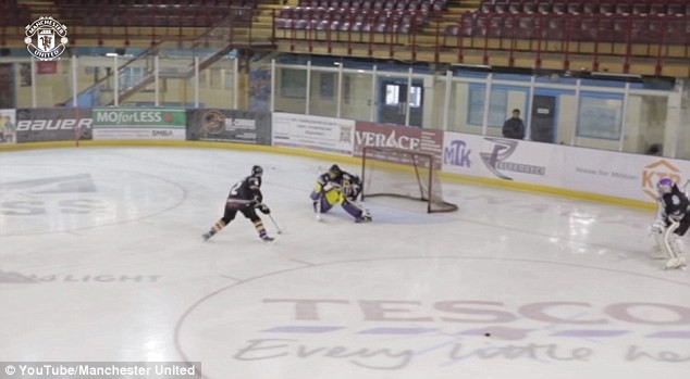 Chán dự bị ở M.U, Lindelof chuyển sang chơi hockey - Bóng Đá