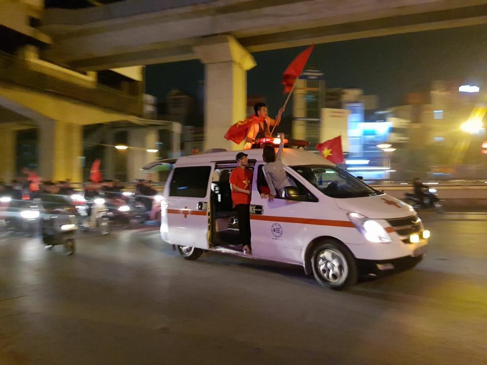 CĐV Việt Nam ăn mừng cực độc: Xe tang, xe cứu thương nhập hội - Bóng Đá