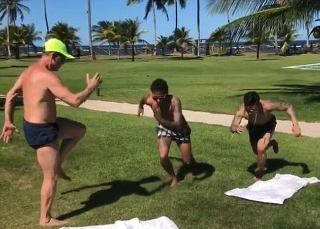 Mbappe ăn mặc kỳ dị từ đầu đến chân - Bóng Đá