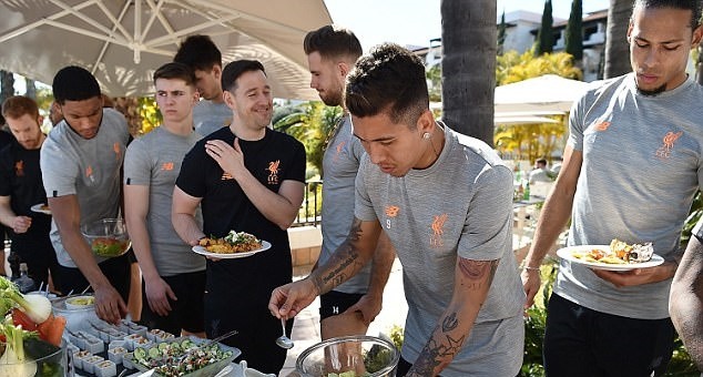 Chán bóng đá, cả đội Liverpool chuyển sang đua xe đạp - Bóng Đá