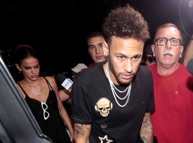 Khập khiễng dùng nạng, Neymar vẫn quẩy ở tiệc sinh nhật - Bóng Đá