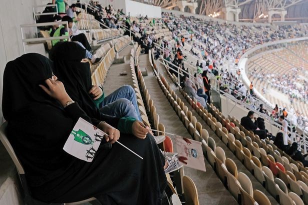 Lần đầu tiên trong lịch sử Saudi Arabia, phụ nữ xuất hiện trên khán đài - Bóng Đá