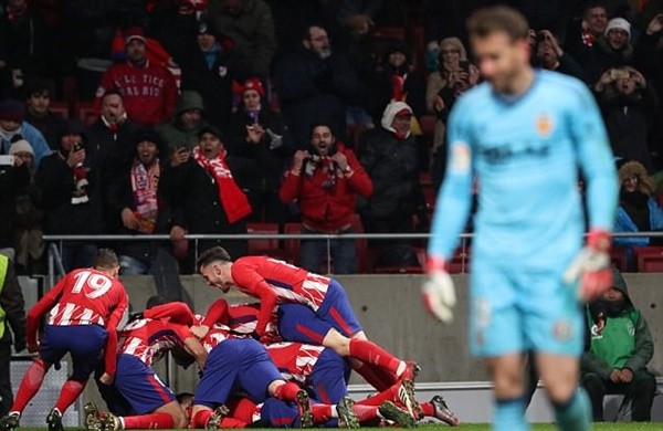 Đối phương giật cùi chỏ, sao Atletico Madrid gãy 3 răng cửa - Bóng Đá
