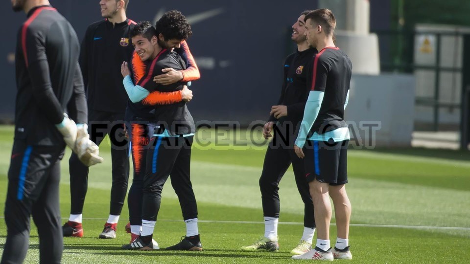 Hàng loạt trụ cột vắng mặt, sân tập Barcelona vẫn rộn ràng - Bóng Đá