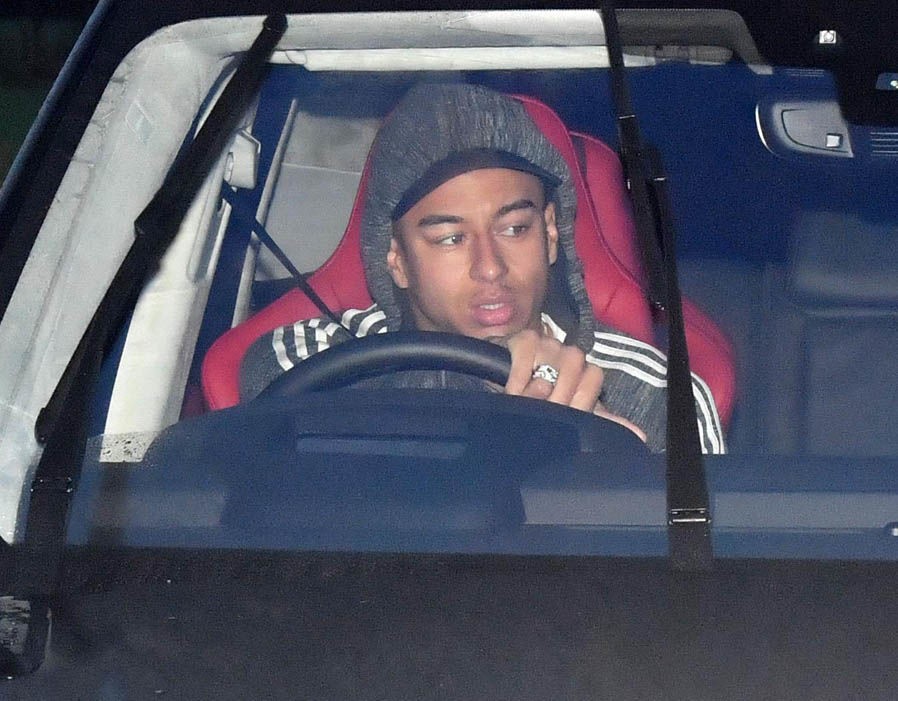 Sợ Mourinho rời xa, dàn sao Man Utd mặt mày ủ rũ đến sân tập - Bóng Đá