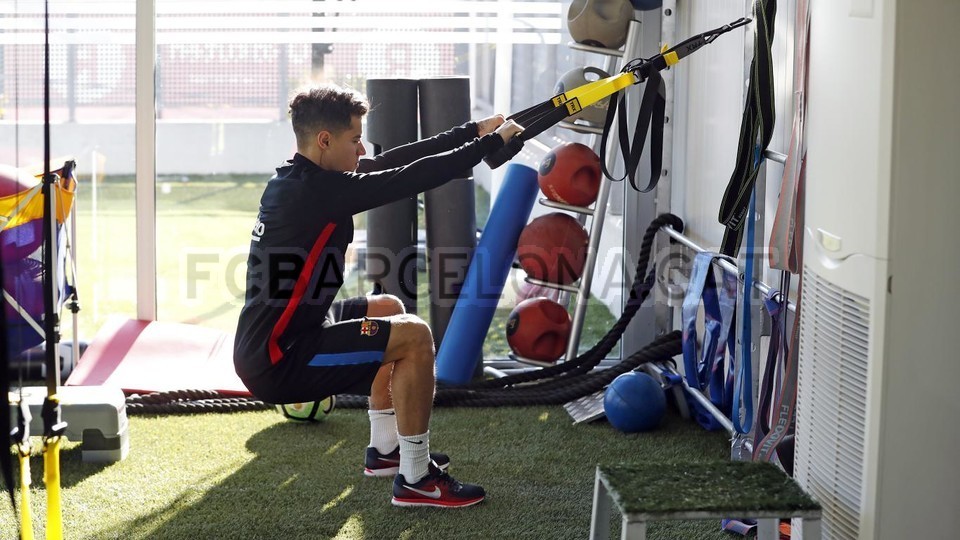 Coutinho lần đầu xỏ giày ra sân tập của Barcelona - Bóng Đá