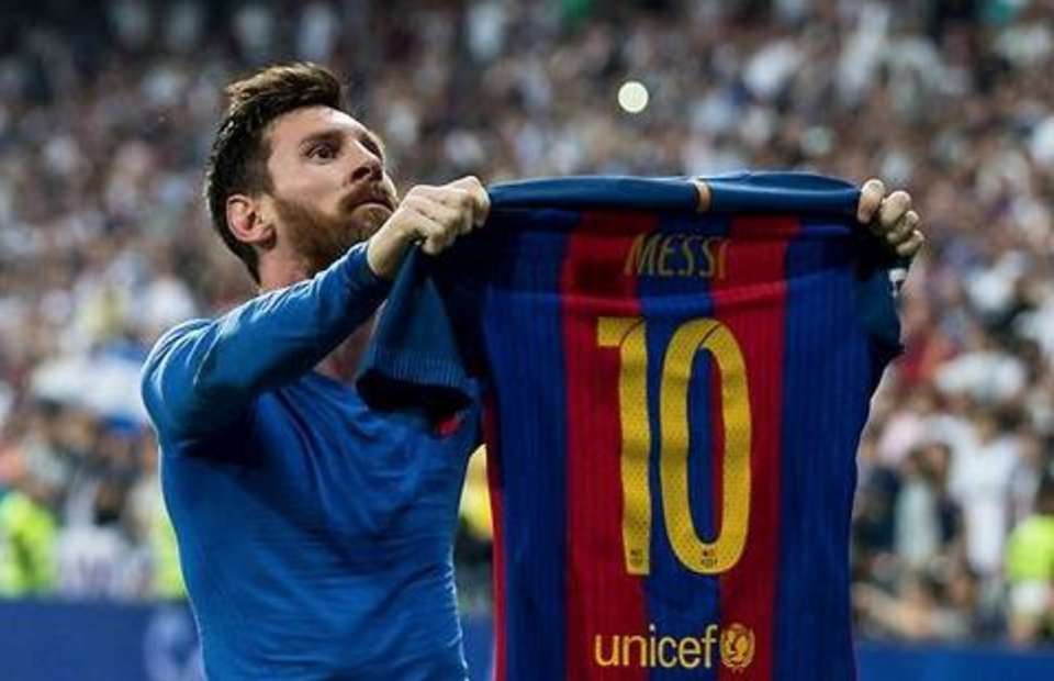 Cả sự nghiệp Messi thu bé lại vừa bằng... một đôi giày - Bóng Đá