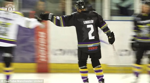 Chán dự bị ở M.U, Lindelof chuyển sang chơi hockey - Bóng Đá