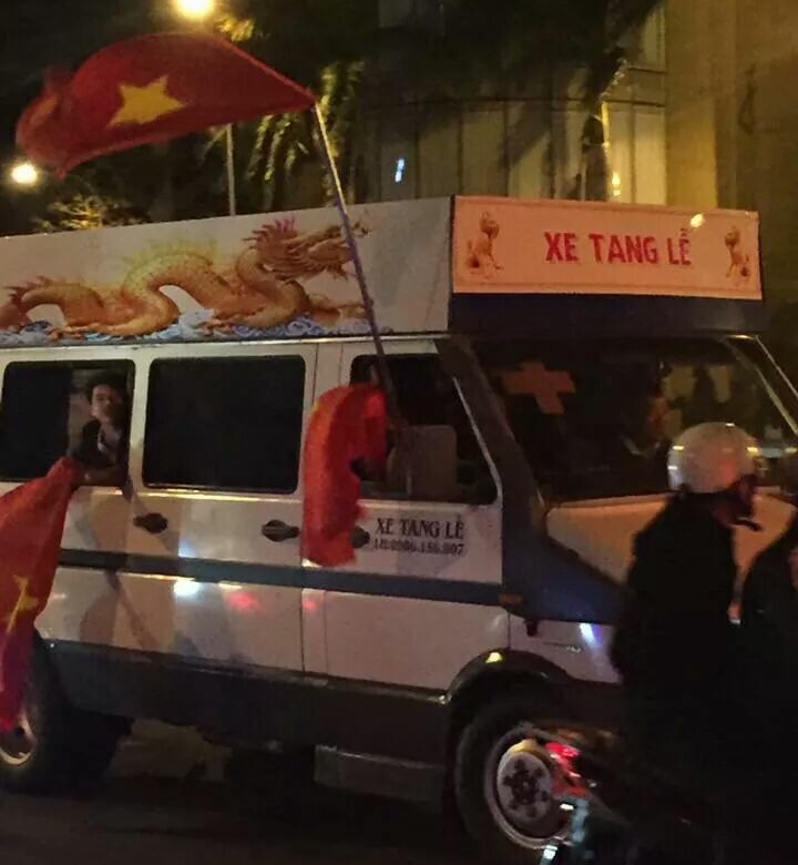 CĐV Việt Nam ăn mừng cực độc: Xe tang, xe cứu thương nhập hội - Bóng Đá
