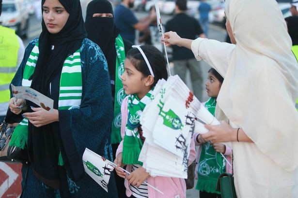 Lần đầu tiên trong lịch sử Saudi Arabia, phụ nữ xuất hiện trên khán đài - Bóng Đá