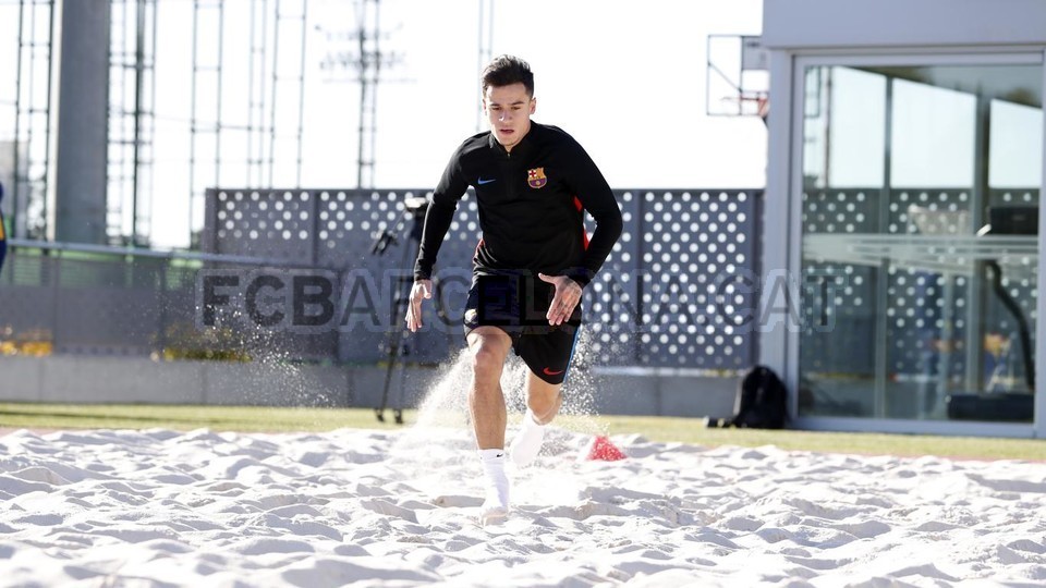 Coutinho lần đầu xỏ giày ra sân tập của Barcelona - Bóng Đá