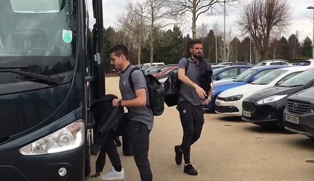 Dàn sao Chelsea rời London, sẵn sàng chiến Barcelona - Bóng Đá