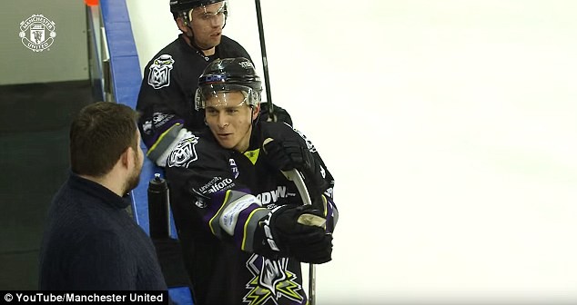 Chán dự bị ở M.U, Lindelof chuyển sang chơi hockey - Bóng Đá