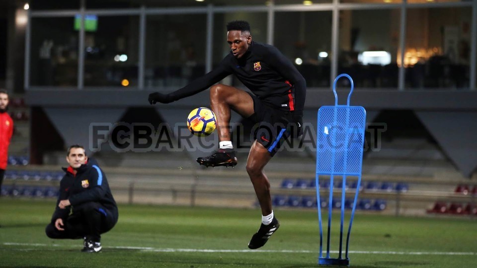 Yerry Mina phấn khích khi lần đầu được tập cạnh Messi, Suarez - Bóng Đá