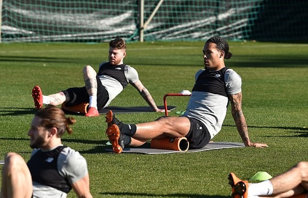 Chán bóng đá, cả đội Liverpool chuyển sang đua xe đạp - Bóng Đá
