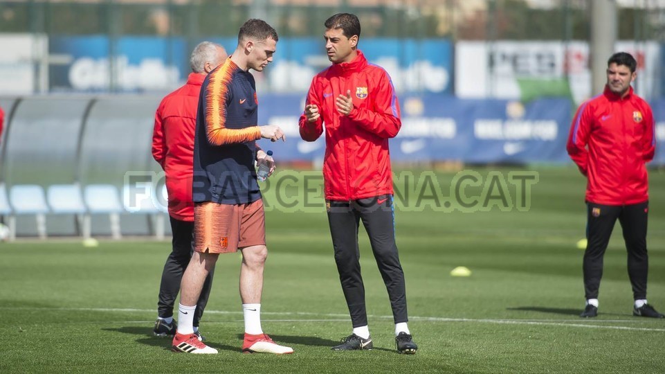Hàng loạt trụ cột vắng mặt, sân tập Barcelona vẫn rộn ràng - Bóng Đá