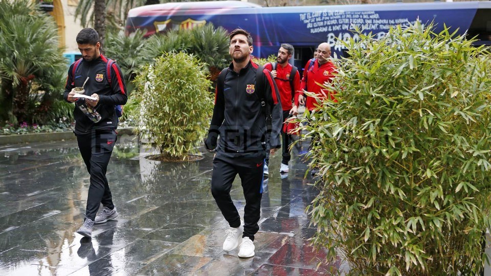 Cho Real hít khói, Messi và đồng đội hào hứng rảo bước trong mưa - Bóng Đá