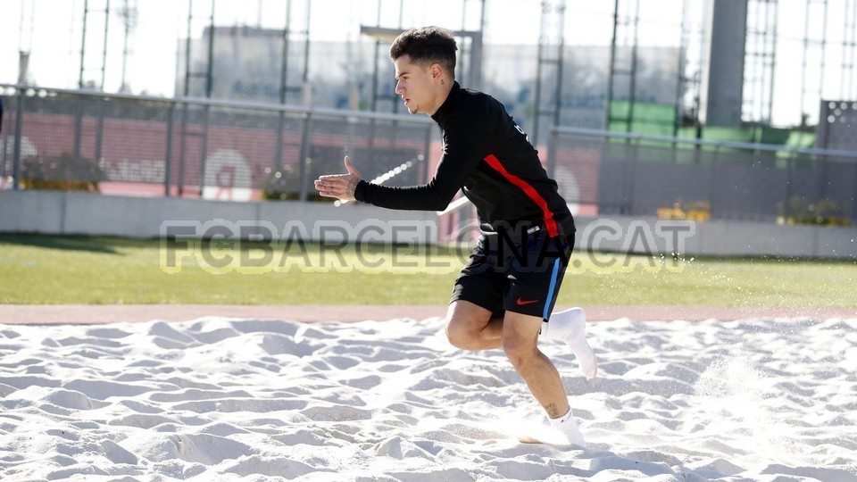 Coutinho lần đầu xỏ giày ra sân tập của Barcelona - Bóng Đá