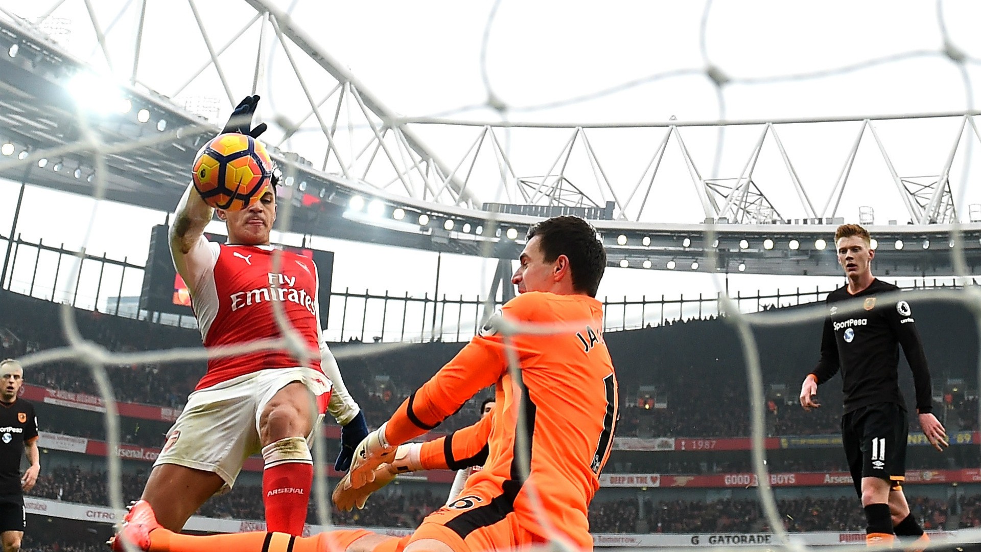 Maradona 'nhập' Sanchez, HLV Wenger không thấy - Bóng Đá
