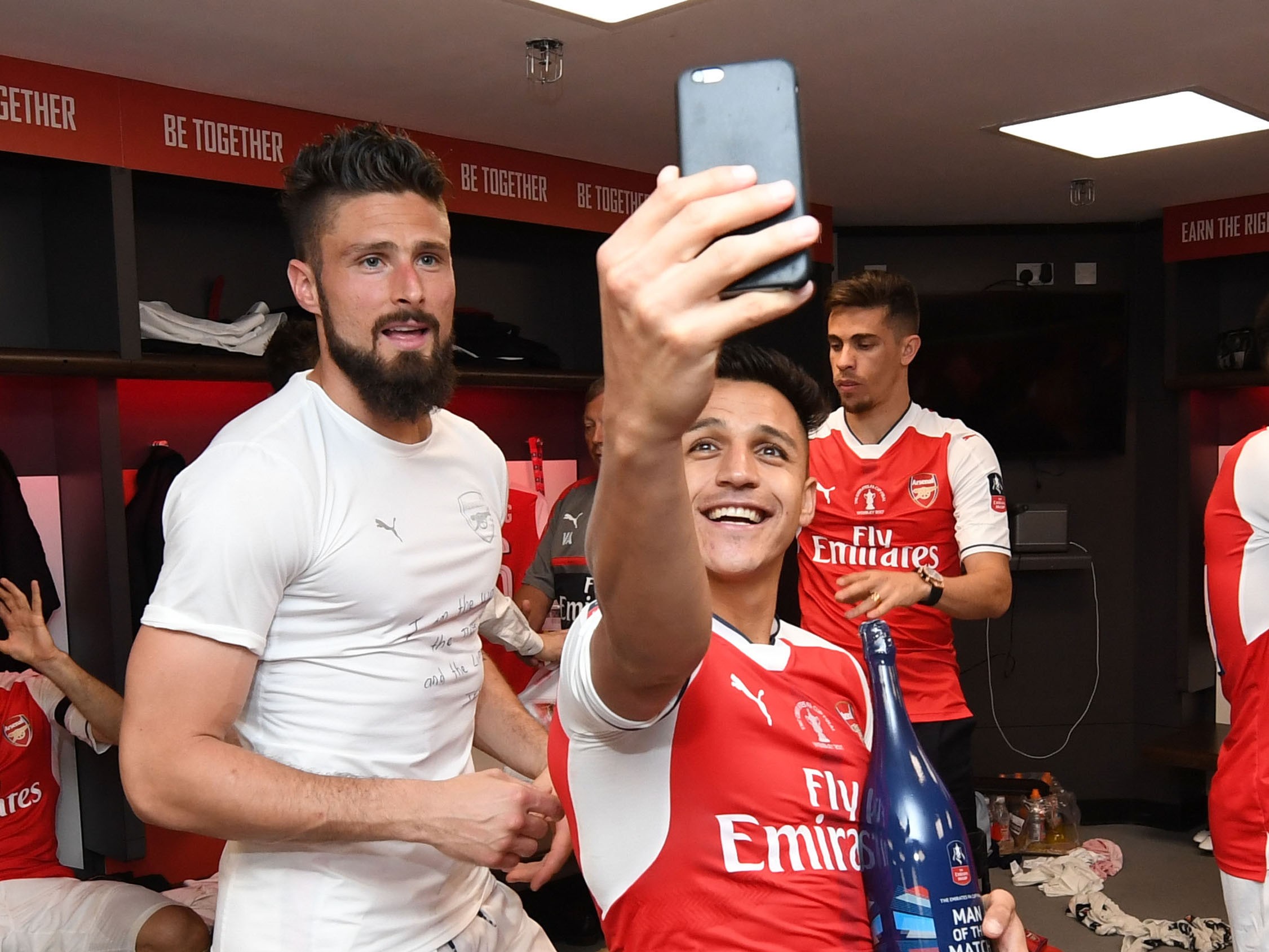 Giroud, hãy mời Sanchez một ly rượu vang! - Bóng Đá