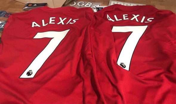 Áo số 7 của Sanchez ở Man Utd đã được bày bán - Bóng Đá