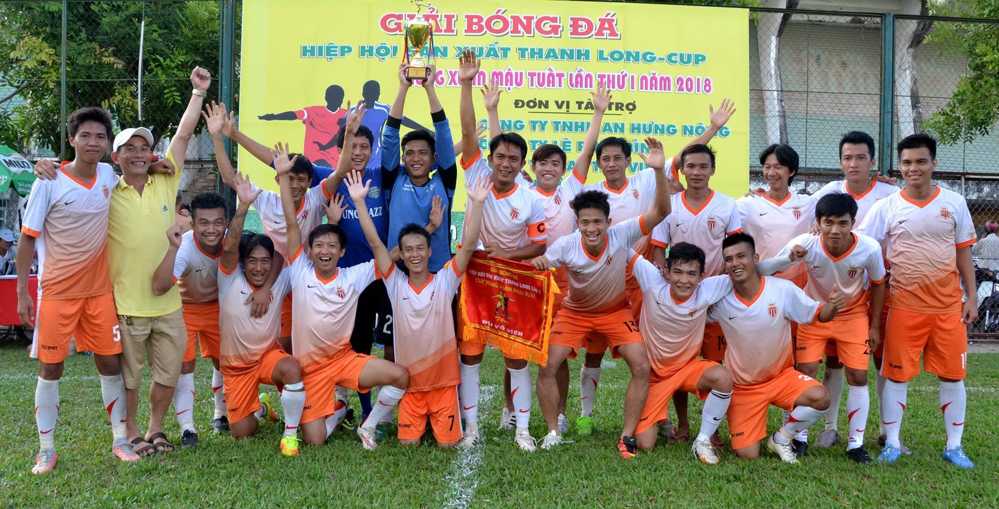 Chùm ảnh: Giải bóng đá HIệp hội sản xuất Thanh Long - Cúp mừng Xuân Mậu Tuất - lần 1 - Bóng Đá