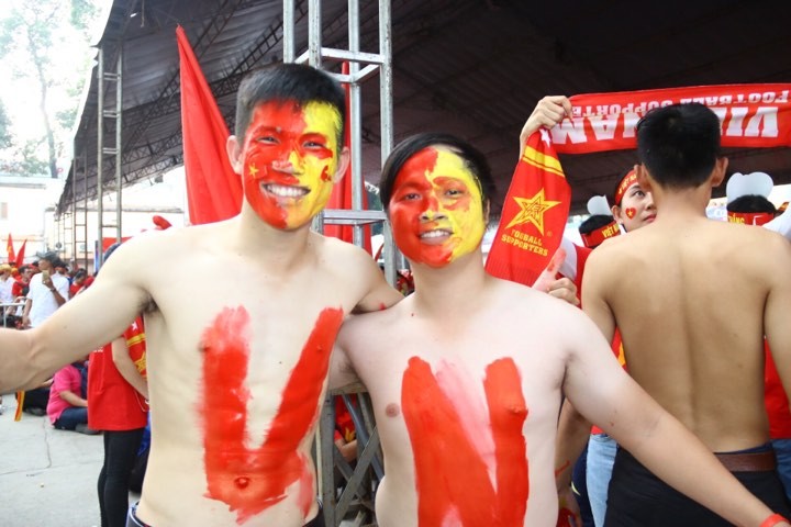 CĐV Việt Nam phủ sắc đỏ, tiếp lửa U23 Việt Nam - Bóng Đá