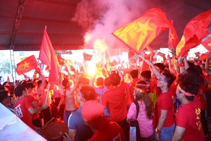 CĐV Việt Nam phủ sắc đỏ, tiếp lửa U23 Việt Nam - Bóng Đá