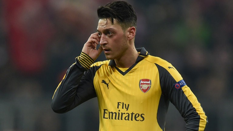 Mesut Oezil như vật tế thần ở Arsenal - Bóng Đá