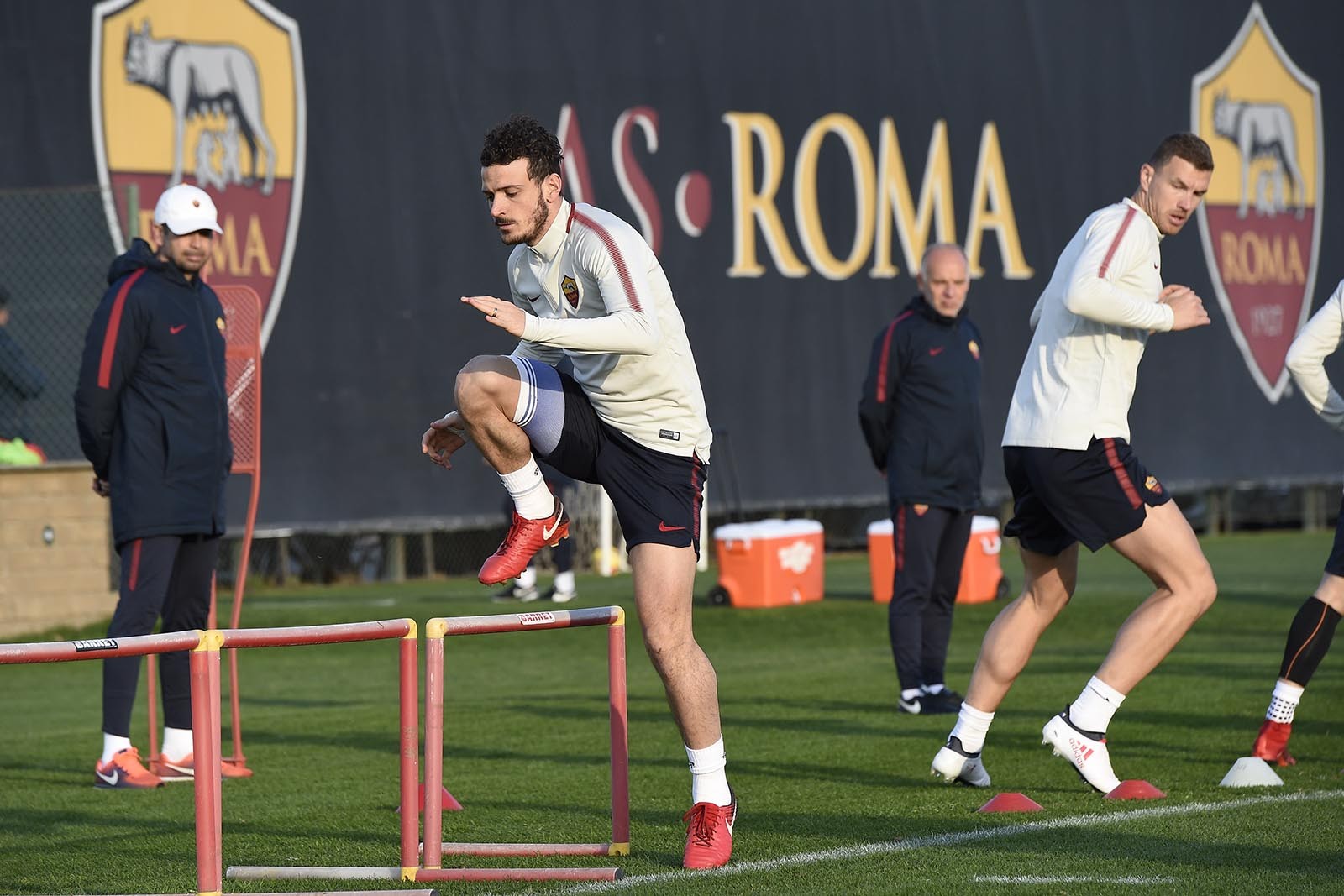 Hai người phụ nữ 'quyền lực', ngăn cản Dzeko đến Chelsea - Bóng Đá