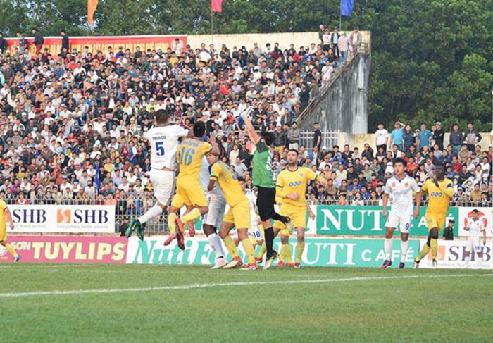 TRỰC TIẾP Quảng Nam 1-0 FLC Thanh Hóa: Tiến Dũng mắc lỗi, chủ nhà vượt lên  - Bóng Đá