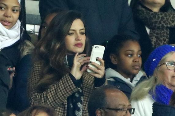 Vợ của Casillas bị ném đá vì mê điện thoại - Bóng Đá