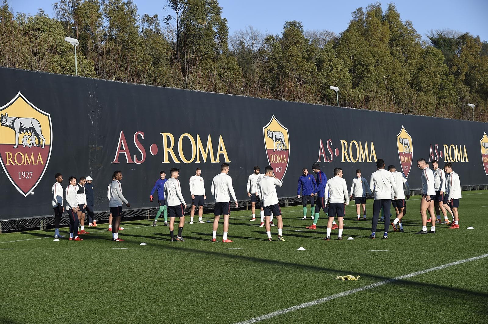 Totti tán dóc cùng 'bố già', mặc đàn em mệt nhoài dưới nắng - Bóng Đá