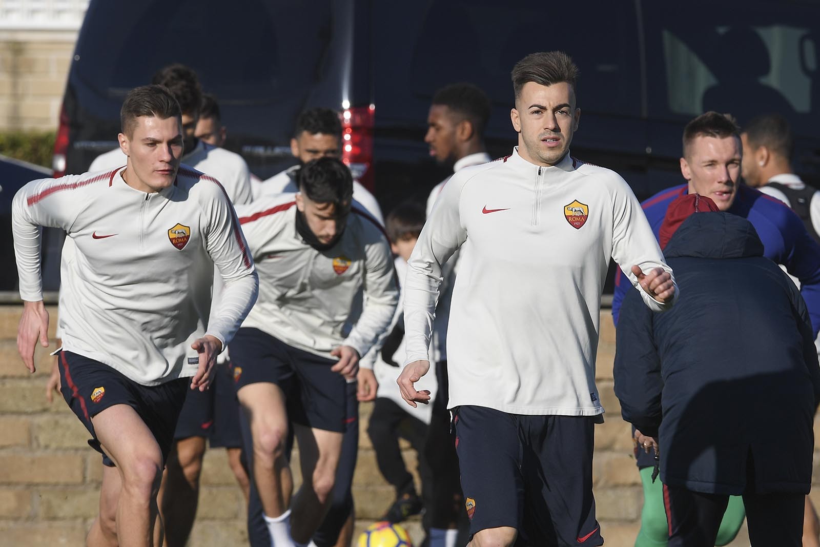 Totti tán dóc cùng 'bố già', mặc đàn em mệt nhoài dưới nắng - Bóng Đá