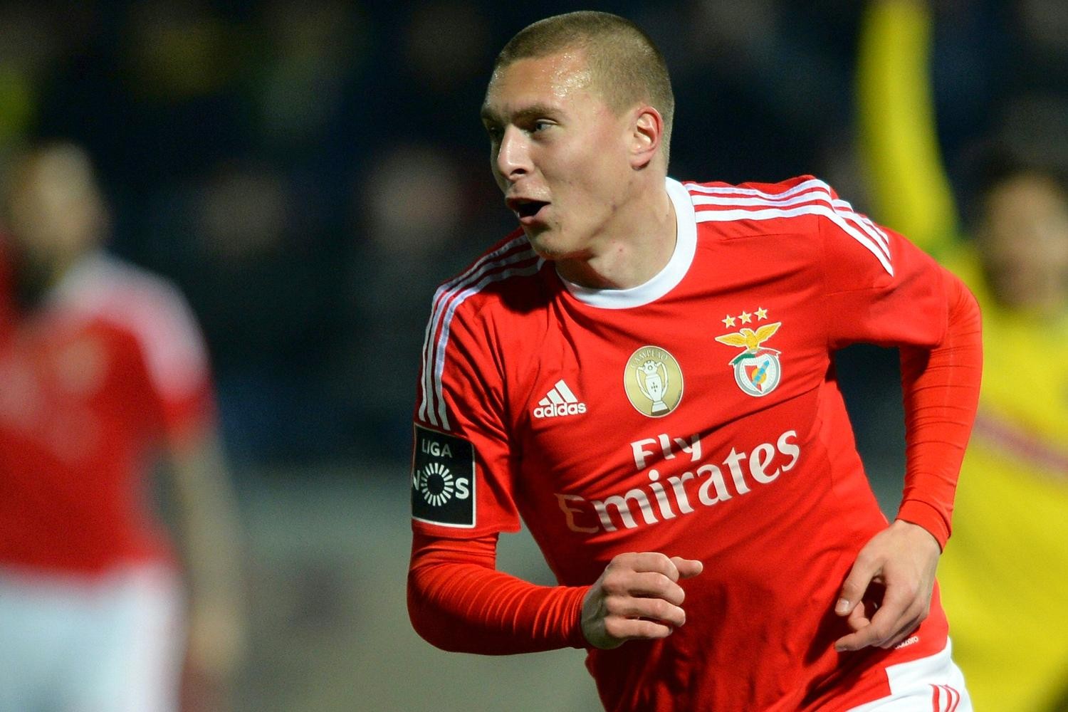 Không chỉ có Chelsea muốn 'phá bĩnh' M.U vụ Lindelof - Bóng Đá
