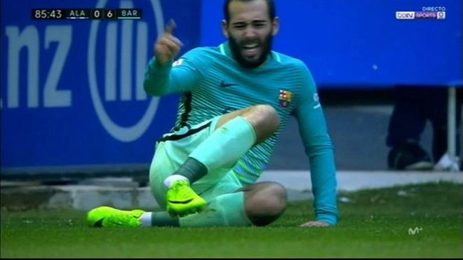 Cú sốc: Sao Barca chấn thương ghê rợn, gãy cổ chân - Bóng Đá